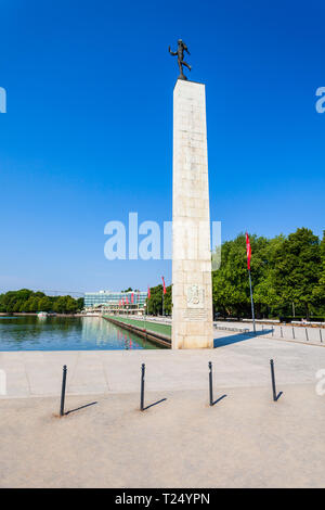 HANNOVER, Deutschland - Juli 05, 2018: Olympischer fackelträger Spalte am Maschsee künstlichen See in Hannover, Deutschland Stockfoto