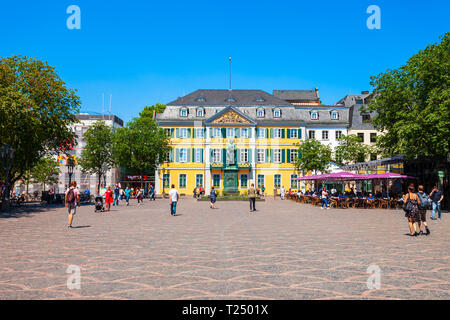 BONN, Deutschland - 29. JUNI 2018: Ludwig van Beethoven Denkmal und Post im Zentrum von Bonn Stadt in Deutschland Stockfoto