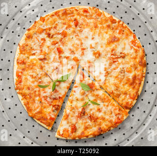 Frisch gebackene Pizza Margherita auf einem Backblech. Ansicht von Oben. Stockfoto