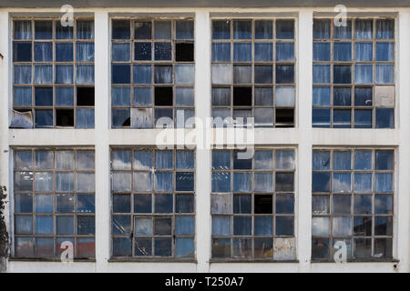 Zerbrochene Fenster an einem verlassenen Gebäude Stockfoto
