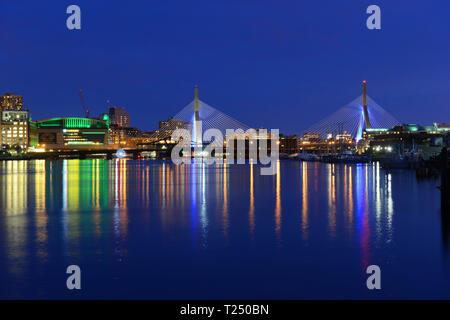 Boston TD Banknorth Garden Arena und Zakim Bunker Hill Bridge, von Charlestown in Boston, Massachusetts, USA gesehen. Stockfoto