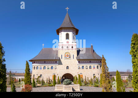 Zosin Kloster im Nordosten Rumäniens, in Moldawien, an einem sonnigen Tag im Frühling. Eingang Gebäude Stockfoto