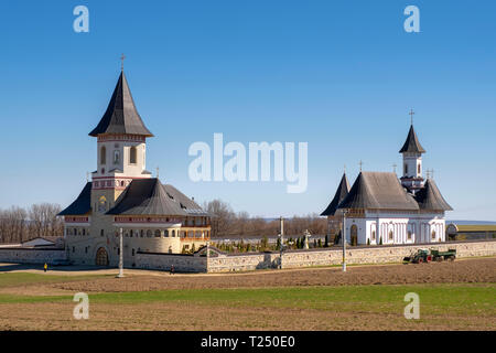 In der breiten Ansicht von Zosin Kloster im Nordosten Rumäniens, in Moldawien, an einem sonnigen Tag im Frühling. Stockfoto