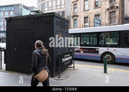 Hope Street Glasgow, am stärksten verschmutzten Schottlands street-bus vorbeifahren Curbside Überwachung der Luftqualität Website - Glasgow, Schottland, Großbritannien Stockfoto
