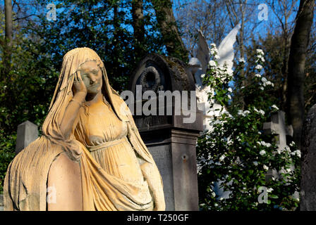 Die Statue einer trauernden Frau am Friedhof Pere Lachaise, Paris, Frankreich Stockfoto