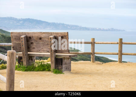 Holzbank auf der Parry Grove Trail übersehen. Torrey Pines State Naturpark. La Jolla, Kalifornien, USA. Stockfoto