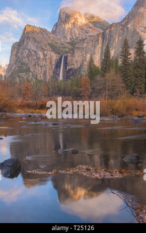 Bridal Veil Falls und seine Reflexionen auf der Merced River Wasseroberfläche, Yosemite National Park, Kalifornien, USA. Stockfoto