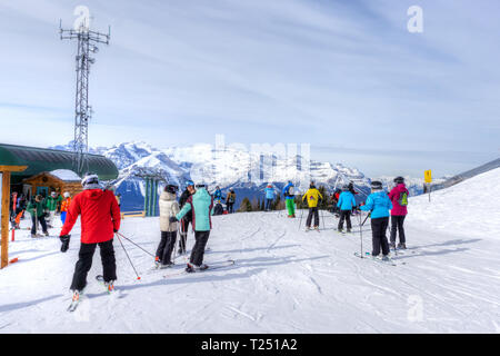 LAKE LOUISE, KANADA - Mar 23, 2019: Skifahrer an der Spitze der kanadischen Rockies am Lake Louise mit Mount Victoria im Hintergrund. Die Gegend ist beliebt wi Stockfoto