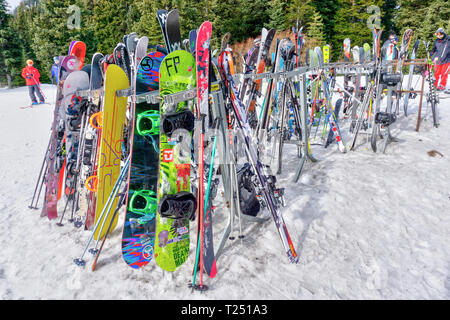 LAKE LOUISE, KANADA - Mar 23, 2019: Bunte skiträger am Lake Louise, wo Skifahrer und Snowboarder ihre Ausrüstung verstauen. Stockfoto