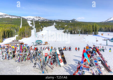 LAKE LOUISE, KANADA - Mar 23, 2019: Skier und Snowboards auf Regalen in Lake Louise in den Kanadischen Rocky Mountains in der Nähe von Banff mit Skipisten und Sessellifte in Stockfoto