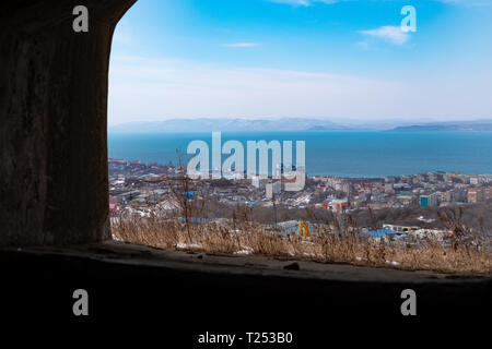 Panoramablick auf die Stadt Wladiwostok. Stadt mit Blick auf das Meer. Stockfoto