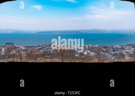 Panoramablick auf die Stadt Wladiwostok. Stadt mit Blick auf das Meer. Stockfoto