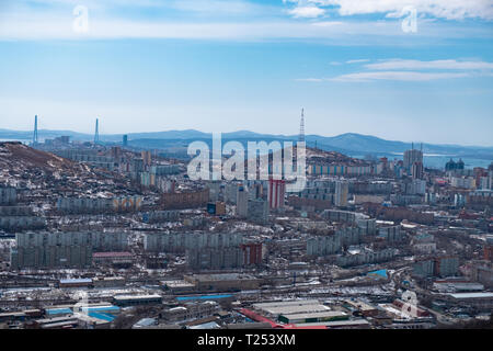 Panoramablick auf die Stadt Wladiwostok. Stadt mit Blick auf das Meer. Stockfoto