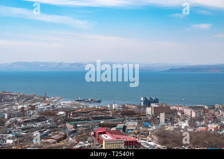 Panoramablick auf die Stadt Wladiwostok. Stadt mit Blick auf das Meer. Stockfoto