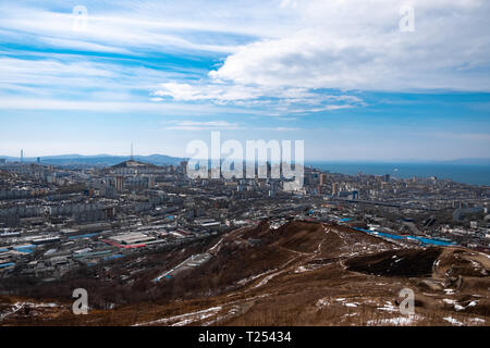 Panoramablick auf die Stadt Wladiwostok. Stadt mit Blick auf das Meer. Stockfoto