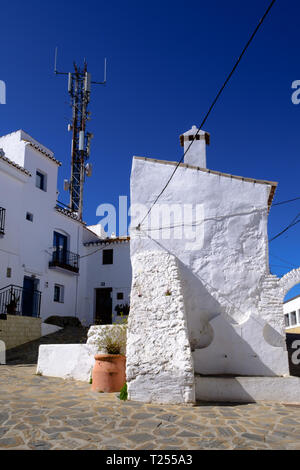 Phone Mast und maurische Architektur in Parana, Malaga, Axarquia, Andalusien, Spanien Stockfoto