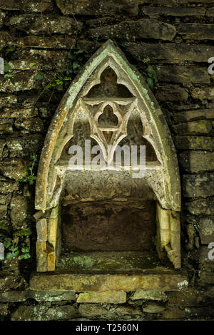 Weihwasserbecken in der Kirche an der Wand. Stockfoto