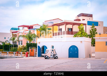 Schöner Blick auf die Marina, Limassol Stadt Zypern. Moderne und luxuriöse Leben in neu entwickelten Hafen mit Yachten, Restaurants, Geschäfte und Uferpromenade. Stockfoto