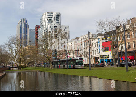 Rotterdam, Niederlande - 7 April 2018: Moderne und alte Architektur des Stadtzentrums von Rotterdam mit Straßenbahn, Reflexionen über den Kanal, Brücke und Grün ar Stockfoto