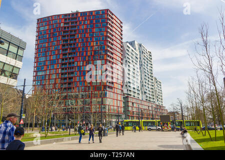 Rotterdam, Niederlande - 7 April 2018: Moderne Architektur des Stadtzentrums von Rotterdam mit Menschen hinunter Kruisplein Stockfoto
