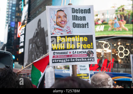 New York, Vereinigte Staaten. 30 Mär, 2019. Aktivisten in Times Square in New York City versammelt, um den ersten Jahrestag der "Großen März Rendite' zu gedenken. Credit: Gabriele Holtermann Gorden/Pacific Press/Alamy leben Nachrichten Stockfoto