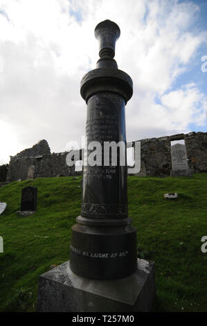 Isle of Skye, Schottland - 11 Juni 2015: Memorial Säule im Cill Chriosd Churcha Friedhof auf der Isle of Skye, Scotlandl Stockfoto