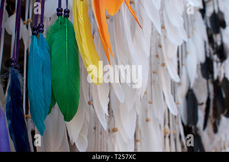 Schön in der Nähe von farbigen und weißen Federn eines Dreamcatcher hängen am Kunstmarkt Ubud auf Bali, Indonesien Stockfoto