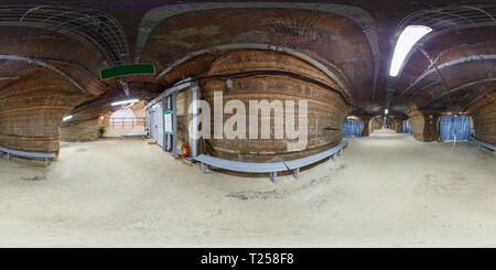 360 Grad Panorama Ansicht von SOLIGORSK, BELARUS - September, 2013: Die vollständige Nahtlose sphärischen 360 grad panorama Innenraum im Krankenhaus Höhlenforschung in der Höhle von Kalium Salz in equirecta