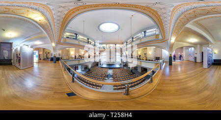 360 Grad Panorama Ansicht von WROCLAW, Polen - September 2018: Vollständige nahtlose 360° Winkel Panorama in der alten Synagoge moderne Konzerthalle in equirectangular Pr