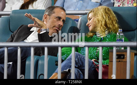 Komiker Jerry Seinfeld und seine Frau, Jessica nehmen an der Miami Open Tennis Turnier Freitag, 29. März 2019 in Miami Gardens, Fla (AP Photo/Jim Rassol) Stockfoto