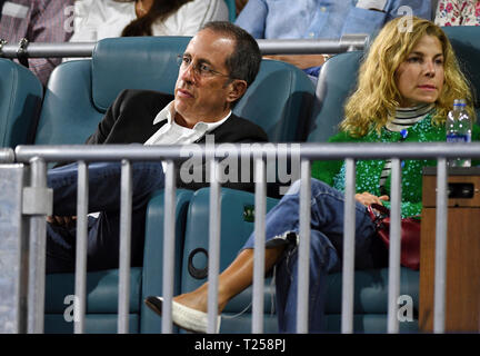 Komiker Jerry Seinfeld und seine Frau, Jessica, nehmen an der Miami Open Tennis Turnier Freitag, 29. März 2019 in Miami Gardens, Fla (AP Photo/Jim Rassol) Stockfoto
