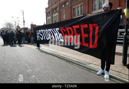 Die Gier Demonstranten vor der Boden vor der Premier League Spiel im Craven Cottage, London. Stockfoto