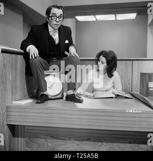 Einige werden, einige werden nicht (1970) Ronnie Corbett, Vicki Woolf, Datum: 1970 Stockfoto