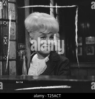 Spatzen können nicht singen (1962) Barbara Windsor, Datum: 1962 Stockfoto