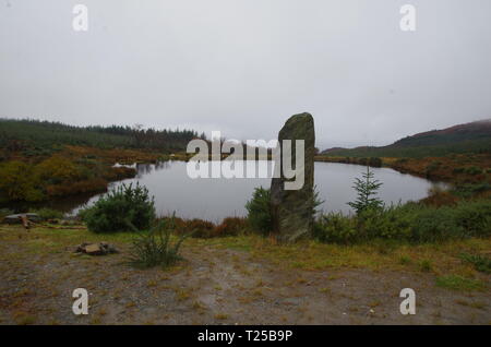 Standing Stone. Loch Asgog. Der Loch Lomond und Cowal Weg. Halbinsel Cowal. Hochland. Schottland. Großbritannien Stockfoto