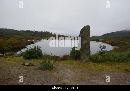 Standing Stone. Loch Asgog. Der Loch Lomond und Cowal Weg. Halbinsel Cowal. Hochland. Schottland. Großbritannien Stockfoto