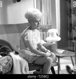 Spatzen können nicht singen (1962) Barbara Windsor, Datum: 1962 Stockfoto