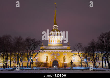 Sankt Petersburg - Februar 08, 2018: Das Gebäude der Admiralität in Nacht beleuchtung auf der Februar Abend Stockfoto