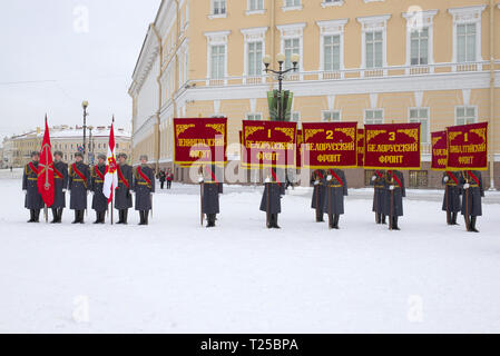 SAINT PETERSBURG, Russland - Januar 24, 2019: "Banner"-Gruppe mit Fahnen der Fronten des Großen Vaterländischen Krieges. Generalprobe der militärischen Par Stockfoto