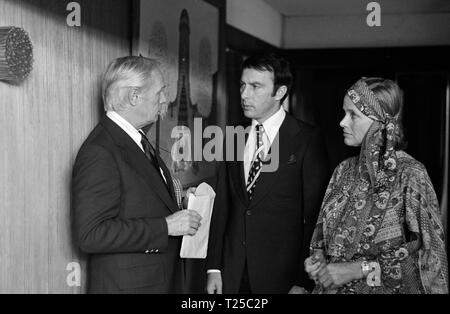 An den Teufel eine Tochter (1976), Richard Widmark, Anthony Valentine, Ehre, Blackman, Datum: 1976 Stockfoto