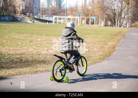 Kleiner Junge Reiter runbike, frühe Sport.. Kind lernt, ein Fahrrad zu fahren Stockfoto