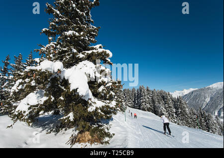 Panoramablick auf die Landschaft, Blick auf das Tal mit Skifahrer eine Skipiste piste im Winter Alpine Mountain Resort Stockfoto