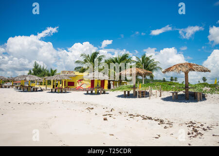 Ilha de Itamaraca, Brasilien - ca. Januar 2019: Strand bar in Sossego Strand (nördlich der Insel Itamaraca) Stockfoto