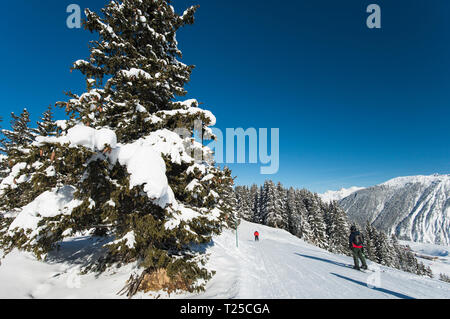 Panoramablick auf die Landschaft, Blick auf das Tal mit Skifahrer eine Skipiste piste im Winter Alpine Mountain Resort Stockfoto