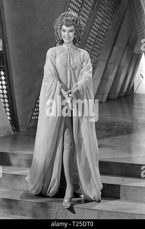 Warlords of Atlantis (1978) Cyd Charisse, Datum: 1978 Stockfoto