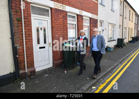 Der Führer der Jeremy Corbyn Wanderungen entlang der Dolphin Street in Newport, South Wales, als er bei zukünftigen Parlamentswahlen Kandidatin Ruth Jones (links), die sich in der Newport West steht der Wiederwahl. Stockfoto