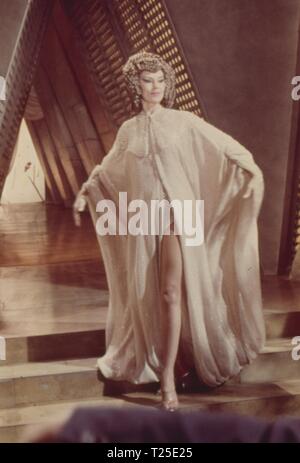 Warlords of Atlantis (1978) Cyd Charisse, Datum: 1978 Stockfoto