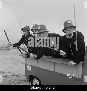 Wundervolles Leben (1964) Hank Marvin, Bruce Welch, Brian Bennett, John Rostill der Schatten gekleidet wie Keystone Cops Datum: 1964 Stockfoto