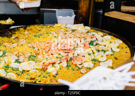 Große Pfanne von Paella für Verkauf zu einem Lebensmittelmarkt in London, England Stockfoto