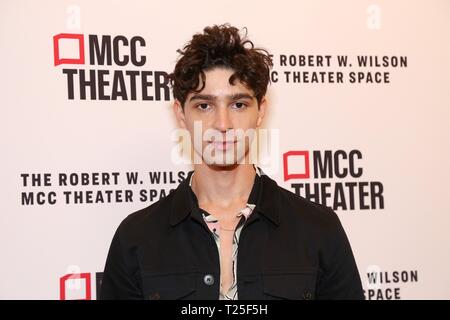 Öffnung Nacht für Alice, die von Herzen an der Robert W. Wilson MCC Theater Platz - Ankünfte. Mit: Isaac Powell Wo: New York, New York, United States Wenn: 26 Feb 2019 Credit: Joseph Marzullo/WENN.com Stockfoto